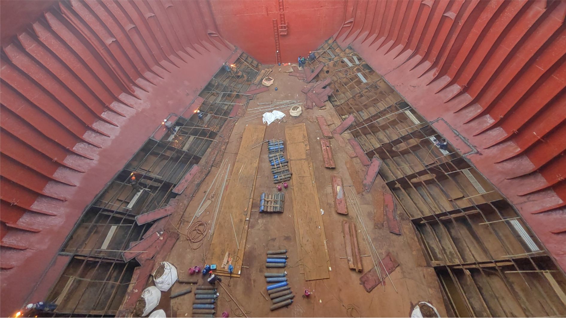 Thay thế tôn  hầm hàng tàu