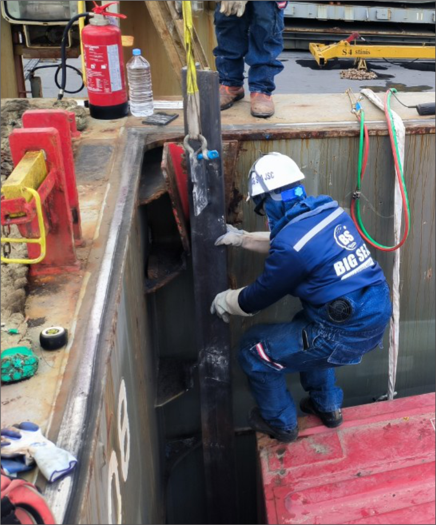 MV STAR EXPLORER: Replace cell guide at Green Port